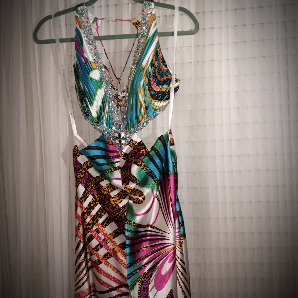 Beautiful my daughter never got to wear it.. stunning the Glass stones Sale Firm